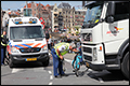 Fietsster  gewond na aanrijding met vrachtwagen in Amsterdam [+foto's]
