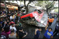 Bus rijdt van viaduct en valt op bestelbus in Manilla