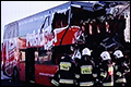 Poolse bus crasht achterop vrachtwagen [+video's]