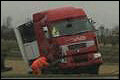 Vrachtwagen belandt in de sloot langs N242 [+video]