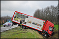 Vrachtwagen in de sloot na frontale aanrijding met auto [+foto]
