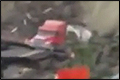 Vrachtwagen vast na instorten snelweg [+video]