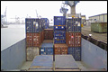 Containers laden en lossen per binnenvaartschip in Rotterdam [+video]