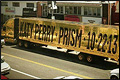 Gouden vrachtwagen van Katy Perry aangereden door dronkelap