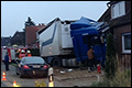 Vrachtwagen crasht in woonhuis door hoestbui chauffeur [+foto's]