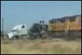 Goederentrein ramt vrachtwagen vol op overweg [+video]