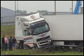 Geschaarde vrachtwagen blokkeert deel Drechttunnel (A16) [+foto]