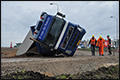 Vrachtwagen met zand kantelt in Waalwijk [+foto]