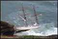 Nederlands zeilschip 'Astrid' op de rotsen, dertig mensen gered [+video]