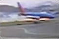 Vliegtuig zakt door landingsgestel: elf gewonden[+video's]