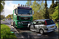 Frontale aanrijding tussen vrachtwagen en auto [+foto]