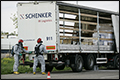 Vat in vrachtwagen lekt gevaarlijke stof op industrieterrein Moerdijk [+foto]