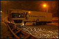 Al minstens zes vrachtwagens geschaard door de sneeuw [+foto's]