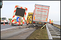 Vrachtwagen rijdt op pijlwagen op Afsluitdijk [+foto]