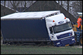 Vrachtwagen vast in de berm [+foto]