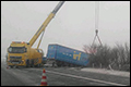 Vrachtwagen van de weg op spekgladde A37 [+video]
