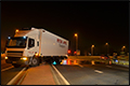 Auto rijdt dieseltank van vrachtwagen [+foto]