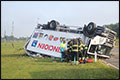Vrachtwagen over de kop bij eenzijding ongeval [+foto]