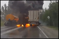 Vrachtwagenchauffeur springt uit ontploffende vrachtwagen [+video]