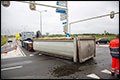 Container met slibrestanten valt van vrachtwagen [+foto]