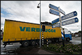 Vrachtwagen met olielekkage blokkeert drukste kruising in Hoogezand [+foto]