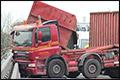 Verkeerschaos na kantelen vrachtwagen met staal op A13 [+foto's]
