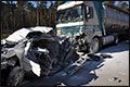 Nederlandse vrachtwagen rijdt in op file: één dode [+foto's]