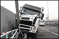Hartelbrug (N218) dicht na ongeval met vrachtwagen [+foto]