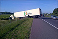 Vrachtwagen in de sloot langs A50 [+foto]