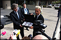 Wilders schenkt koffer met guldenbiljetten aan DNB