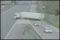 Met je vrachtwagen keren op de snelweg, mag dat? [+video]
