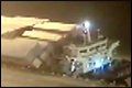 Schip met containers kantelt in haven van Shanghai
