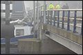 Schip vaart in dichte mist tegen brug in Groningen [+foto]