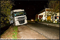 Vrachtwagen half in de sloot langs A59 [+foto]
