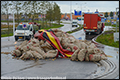 Vrachtwagen verliest tientallen zakken aardappelen in Beverwijk [+foto's]
