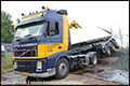 Vrachtwagen met spoorstenen gekanteld in Zutphen [+foto]