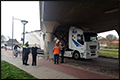 Vrachtwagen muurvast onder viaduct in Harlingen [+foto's]