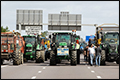 Boeren hinderen verkeer op wegen rond Parijs