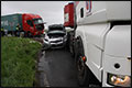 Auto botst met twee vrachtwagens in Moordrecht [+foto]