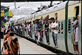 Doden door ontspoorde treinen India [+foto's]