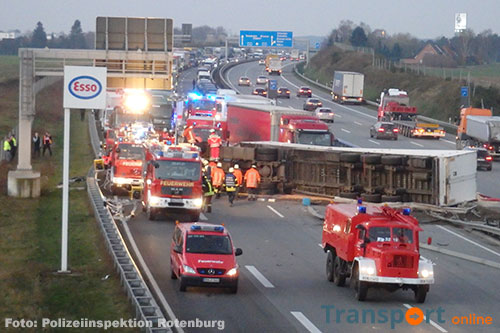 Vrachtwagen door middengeleiderail op Duitse A1: één dode en zwaargewonde [+foto's]