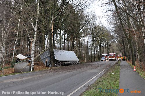Nederlandse vrachtwagen in Duitsland van de weg: chauffeur lichtgewond [+foto's]