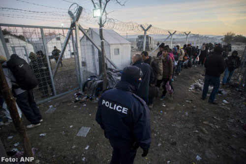 Griekenland haalt vluchtelingen weg bij grens
