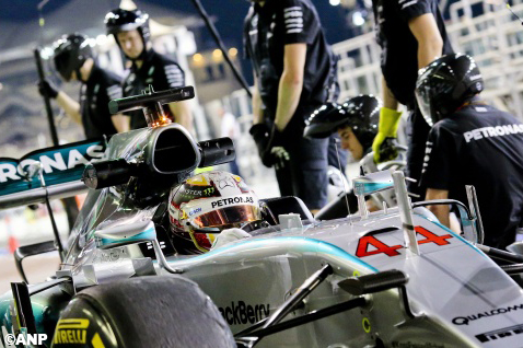 Mercedes sleept werknemer van formule 1-stal voor de rechter 