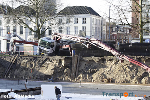 Betonpompwagen gekanteld in Arnhem [+foto]