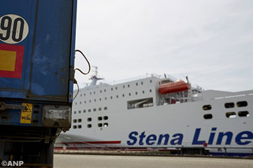 Marechaussee plukt illegalen uit vrachtwagen van veerboot 