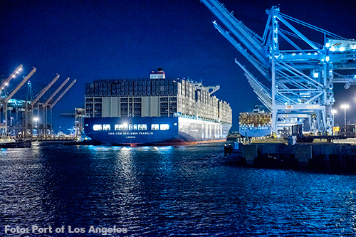 Eén van de grootste containerschepen ter wereld doet Haven van Los Angeles aan [+foto's&video]