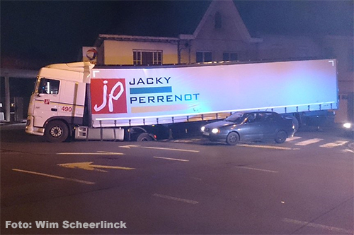 Vrachtwagen zakt op kruispunt door weg in Belgische Kuurne