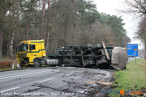 Twee vrachtwagens botsen op N332 [+foto]