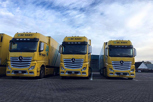 Vijf nieuwe Mercedes vrachtwagens voor De Hart
